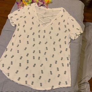 Zoe & Liv Pineapple Print V-neck t-shirt, size XL
